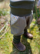 Lade das Bild in den Galerie-Viewer, MUSSELIN-HOSE Olive Blumen