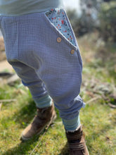 Lade das Bild in den Galerie-Viewer, MUSSELIN-HOSE Hellblau/Mint Blumenranke