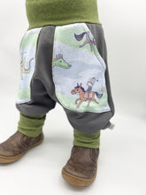 Lade das Bild in den Galerie-Viewer, SWEAT-HOSE GRAU DRACHENREITER