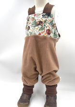 Lade das Bild in den Galerie-Viewer, Latzhose für Kinder und Babys Cord Haselnuss mit schlafende Tierkinder