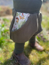 Lade das Bild in den Galerie-Viewer, MUSSELIN-HOSE Khaki Waldpilze