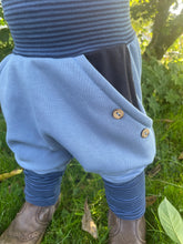 Lade das Bild in den Galerie-Viewer, BIO SOFT SWEAT HOSE Jeansblau/gestreift Uni Taschen Mitwachsend