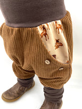 Lade das Bild in den Galerie-Viewer, CORDNICKY-HOSE Hellbraun/Braun Rehfamilie