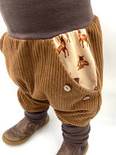 Lade das Bild in den Galerie-Viewer, Hose für Kinder und Babys Cord Hellbraun/Braun mit Rehfamilie Taschen