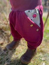Lade das Bild in den Galerie-Viewer, MUSSELIN-HOSE Beere Rotebete