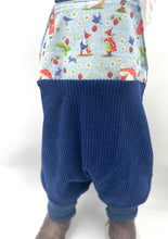 Lade das Bild in den Galerie-Viewer, Latzhose für Kinder und Babys Cord Marine Blau mit Pippa und Pelle