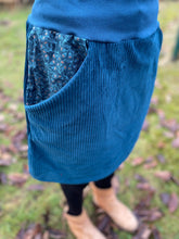 Lade das Bild in den Galerie-Viewer, Bio Cord Rock Damen Meeresblau mit Blumen Taschen mit oder ohne Haarband