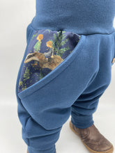 Lade das Bild in den Galerie-Viewer, SWEAT-HOSE BLAU WUNDERWALD BÄR DACHS