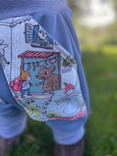 Lade das Bild in den Galerie-Viewer, BIO SOFT SWEAT HOSE Jeansblau Zwergenwelt Taschen Mitwachsend
