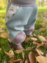 Lade das Bild in den Galerie-Viewer, WOLLWALK-HOSE Mint/Grau Eisbär Pinguin Robbe Taschen Kniepatches