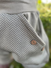 Lade das Bild in den Galerie-Viewer, Fischgräthose Bio Jacquard Sweat Hose Khaki/Olive Taschen Mitwachshose