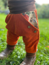 Lade das Bild in den Galerie-Viewer, CORDNICKY-H0SE Rost/Braun Kürbis Zwerg