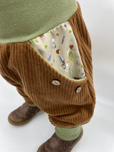 Lade das Bild in den Galerie-Viewer, Hose für Kinder und Babys Cord Hellbraun/Olive mit glückliche Hühner Taschen