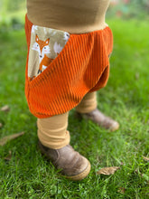 Lade das Bild in den Galerie-Viewer, CORDNICKY-H0SE Rost/Beige Fuchsmama Taschen Mitwachsend