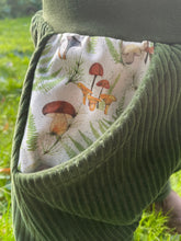 Lade das Bild in den Galerie-Viewer, CORDNICKY-H0SE Waldgrün Pilze Steinpilz
