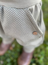 Lade das Bild in den Galerie-Viewer, Fischgräthose Bio Jacquard Sweat Hose Khaki/Olive Taschen Mitwachshose