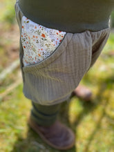 Lade das Bild in den Galerie-Viewer, MUSSELIN-HOSE Olive Blumen