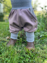 Lade das Bild in den Galerie-Viewer, BIO SOFT SWEAT HOSE Altrosa/Grau Uni Taschen Mitwachsend