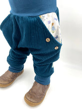 Lade das Bild in den Galerie-Viewer, Hose für Kinder und Babys Cord Meeresblau mit Wiesenelfen Taschen
