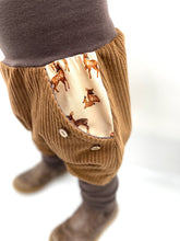 Lade das Bild in den Galerie-Viewer, Hose für Kinder und Babys Cord Hellbraun/Braun mit Rehfamilie Taschen