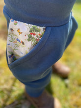 Lade das Bild in den Galerie-Viewer, SWEAT-HOSE BLAU Klaus Sausebraus Mitwachsend