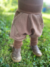 Lade das Bild in den Galerie-Viewer, Fischgräthose Bio Jacquard Sweat Hose Hellbraun Uni Taschen Mitwachshose