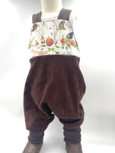 Lade das Bild in den Galerie-Viewer, Latzhose für Kinder und Babys Cord Braun mit Bertie Pomm