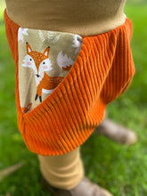Lade das Bild in den Galerie-Viewer, CORDNICKY-H0SE Rost/Beige Fuchsmama Taschen Mitwachsend