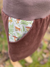Lade das Bild in den Galerie-Viewer, Bio Cord Rock Damen Braun Waldpilze Steinpilze Taschen mit oder ohne Haarband