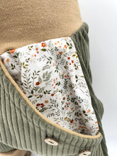 Lade das Bild in den Galerie-Viewer, Hose für Kinder und Babys Cord Khaki mit Blümchen Taschen