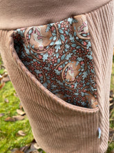 Lade das Bild in den Galerie-Viewer, Bio Cord Rock Damen Haselnuss Siebenschläfer Taschen mit oder ohne Haarband