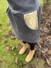 Lade das Bild in den Galerie-Viewer, Bio Cord Rock Damen Grau Fächermuster Taschen mit oder ohne Haarband