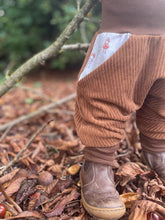 Lade das Bild in den Galerie-Viewer, CORDNICKY-HOSE HELLBRAUN HERBSTWICHTEL