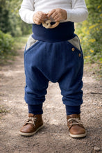 Lade das Bild in den Galerie-Viewer, Fischgräthose Bio Jacquard Sweat Hose Blau mit Olivgrünen Taschen Mitwachshose
