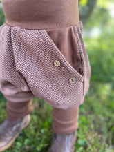 Lade das Bild in den Galerie-Viewer, Fischgräthose Bio Jacquard Sweat Hose Hellbraun Uni Taschen Mitwachshose