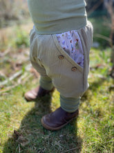 Lade das Bild in den Galerie-Viewer, MUSSELIN-HOSE Salbei Frühlingselfen
