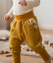 Lade das Bild in den Galerie-Viewer, Hose für Kinder und Babys Musselin Senfgelb mit Giesbert im Blumengarten Taschen