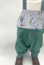 Lade das Bild in den Galerie-Viewer, Latzhose für Kinder und Babys Cord Mint mit Frühlingselfen