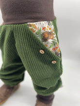 Lade das Bild in den Galerie-Viewer, Hose für Kinder und Babys Cord Waldgrün mit schlafende Tierkinder Taschen