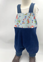 Lade das Bild in den Galerie-Viewer, Latzhose für Kinder und Babys Cord Marine Blau mit Pippa und Pelle