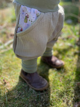 Lade das Bild in den Galerie-Viewer, MUSSELIN-HOSE Salbei Frühlingselfen