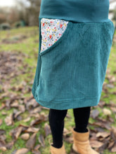 Lade das Bild in den Galerie-Viewer, Bio Cord Rock Damen Dunkelmint mit Blumenranken Taschen mit oder ohne Haarband