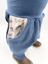 Lade das Bild in den Galerie-Viewer, Hose für Kinder und Babys Cord Blau mit Dinosaurier Taschen