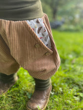 Lade das Bild in den Galerie-Viewer, CORDNICKY-H0SE Haselnuss/Khaki Zwerg Pilz Fuchs