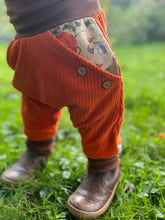 Lade das Bild in den Galerie-Viewer, CORDNICKY-H0SE Rost/Braun Kürbis Zwerg