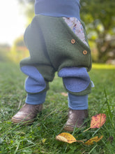 Lade das Bild in den Galerie-Viewer, WOLLWALK-HOSE Khaki/Jensblau glückliche Hühner Taschen Kniepatches