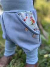 Lade das Bild in den Galerie-Viewer, BIO SOFT SWEAT HOSE Jeansblau Pippa und Pelle Taschen Mitwachsend