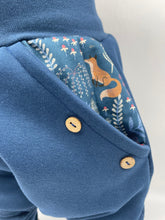 Lade das Bild in den Galerie-Viewer, SWEAT-HOSE BLAU FUCHS BLÄTTER