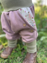 Lade das Bild in den Galerie-Viewer, BIO SOFT SWEAT HOSE Altrosa/gestreift Wiesenelfen Taschen Mitwachsend