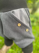 Lade das Bild in den Galerie-Viewer, Fischgräthose Bio Jacquard Sweat Hose Schwarz/Grau Uni Taschen Mitwachshose